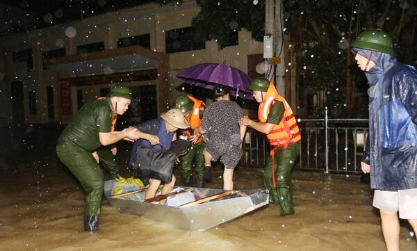 Lực lượng chức năng Bắc Ninh sơ tán người dân khu phố Quả Cảm (TP Bắc Ninh) đến vùng an toàn, tối 10.9. Ảnh: Công an Bắc Ninh 