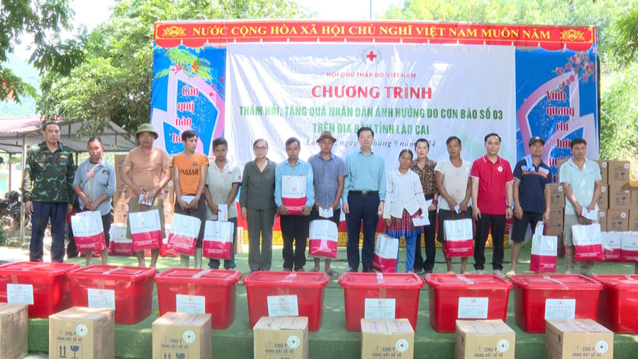 Trưởng Ban Dân vận Trung ương tặng quà, động viên bà con xã Nậm Lúc, huyện Bắc Hà, tỉnh Lào Cai. Ảnh: Thanh Thủy