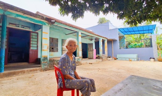 Cụ bà ở làng quy hoạch treo Quảng Nam lộ vẻ lo âu, khi ngôi nhà trái phép của con trai không được cấp sổ đỏ, bắt điện. Ảnh Hoàng Bin