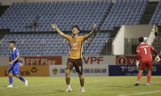 Tiền đạo 16 tuổi Trần Gia Bảo của Hoàng Anh Gia Lai ghi bàn trong ngày ra mắt V.League. Ảnh: Viết Định