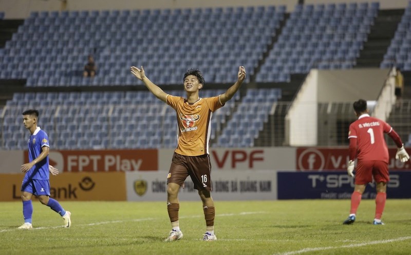 Tiền đạo 16 tuổi Trần Gia Bảo của Hoàng Anh Gia Lai ghi bàn trong ngày ra mắt V.League. Ảnh: Viết Định