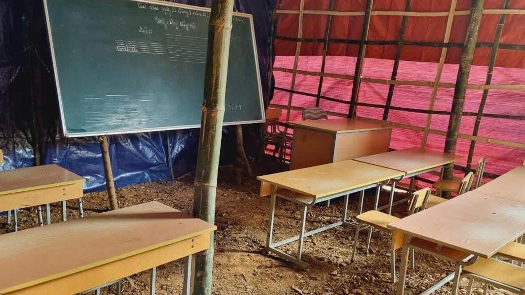 Chính quyền cùng người dân ở xã Pi Toong, huyện Mường La, tỉnh Sơn La dựng lớp học tạm cho các em học sinh có nơi học an toàn để tránh nguy cơ sạt lở đất. Ảnh: Người dân cung cấp