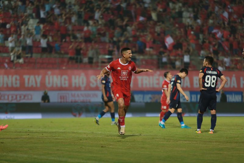 Tuong nhu 3 diem se thuoc ve Cong an Ha Noi thi phut 90+4, Viet Hung tat bong tu canh trai vao de Pinto lam tuong cho Lucao khong che mot nhip, truoc khi sut tung luoi Nguyen Filip trong pha doi mat, go hoa 1-1 cho Hai Phong.  