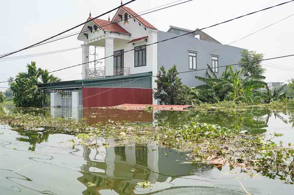 Duong sa trong thon Phu Hien, xa Hop Thanh chim trong bien nuoc. Anh: Huu Chanh