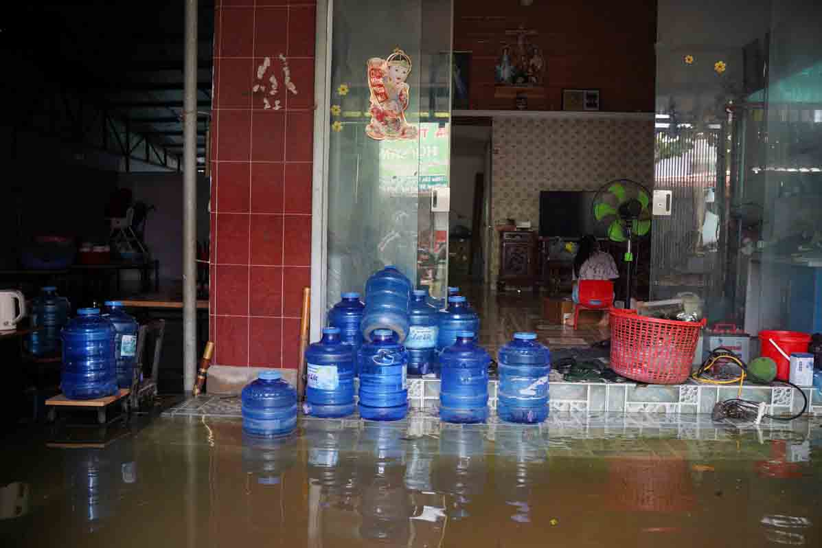 Nhieu nguoi dan phai ke do dac len noi kho rao. Anh: Huu Chanh