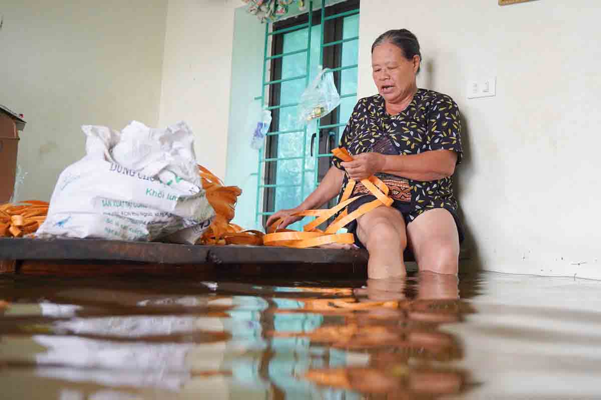 Mưa ngập ảnh hưởng rất nghiêm trọng đến cuộc sống sinh hoạt của người dân. Ảnh: Hữu Chánh