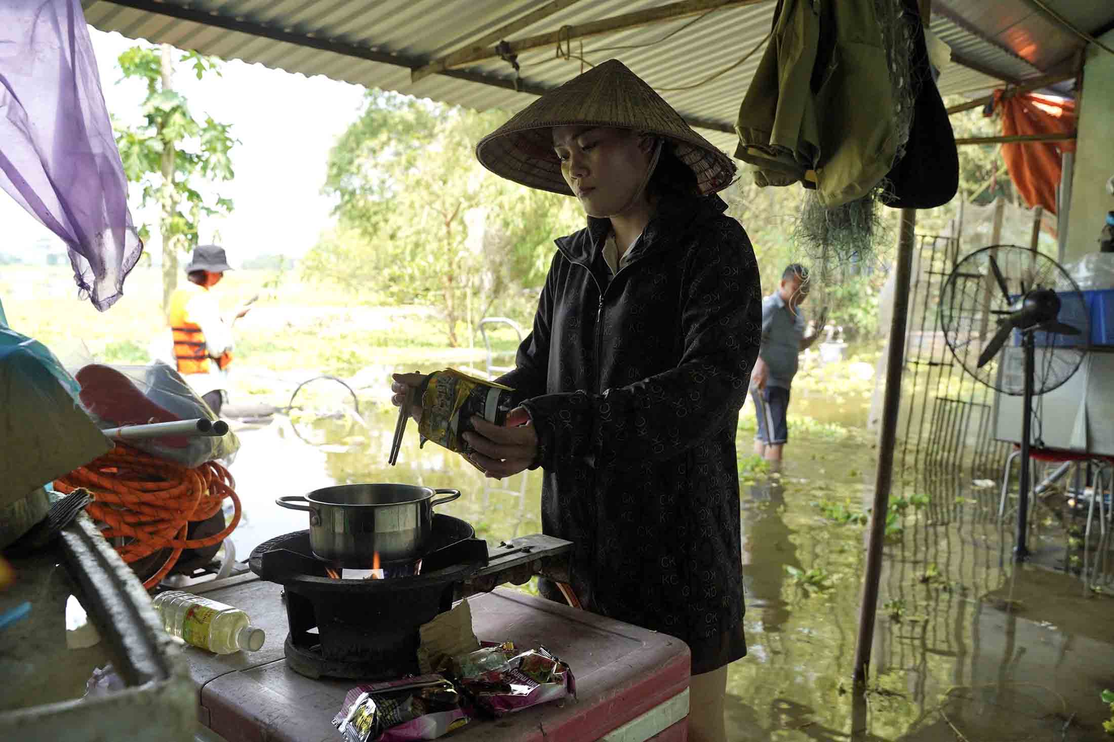 Mất điện, thiếu nước sinh hoạt, gia đình chị Nguyễn Thị Hân những ngày qua chỉ biết ăn mì cầm cự, mong nước rút nhanh để ổn định cuộc sống. Ảnh: Hữu Chánh