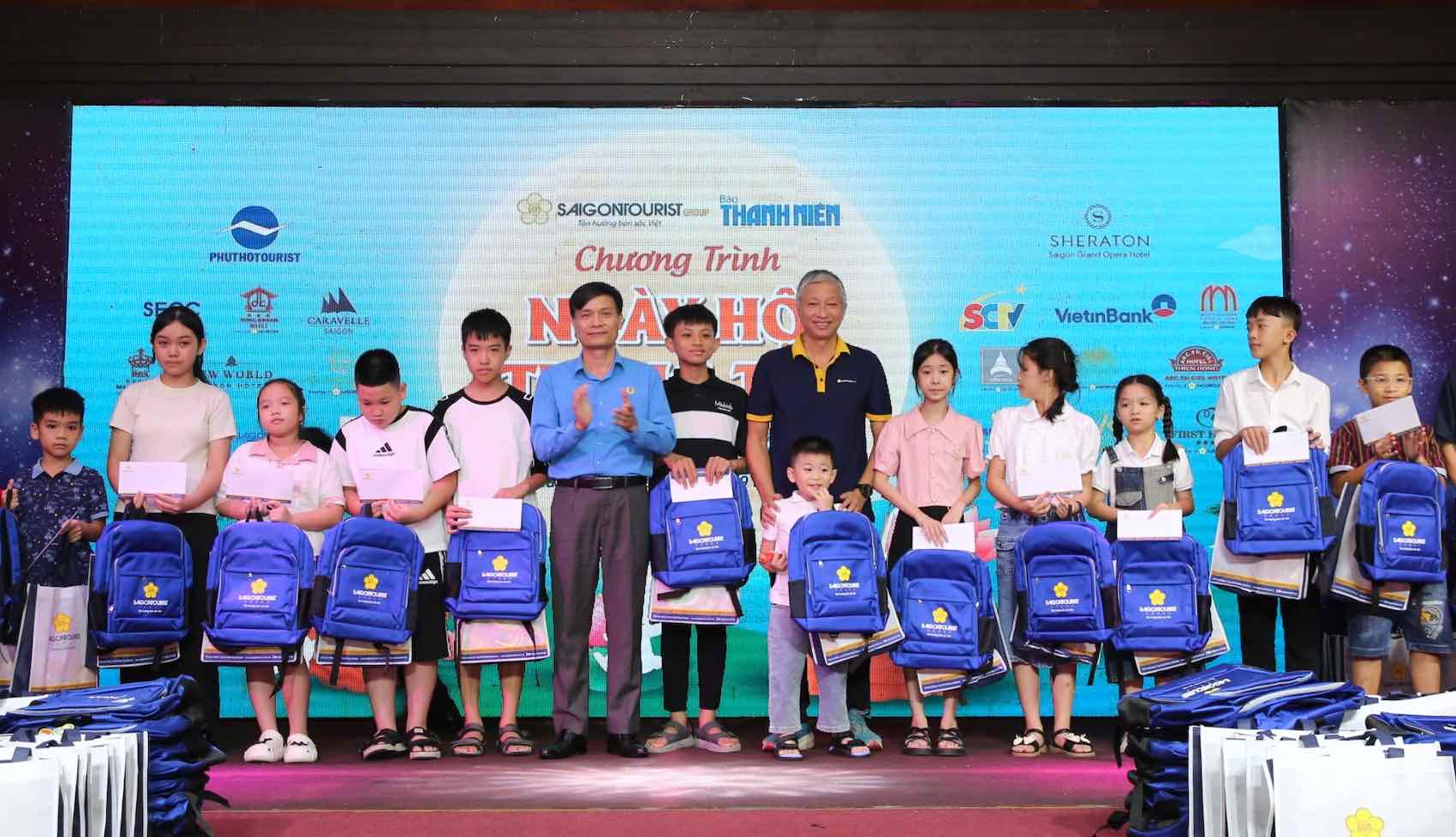 Gần 200 em thiếu nhi thuộc Công đoàn ngành Công Thương Quảng Bình được tổ chức Tết Trung thu. Ảnh: Công Sáng