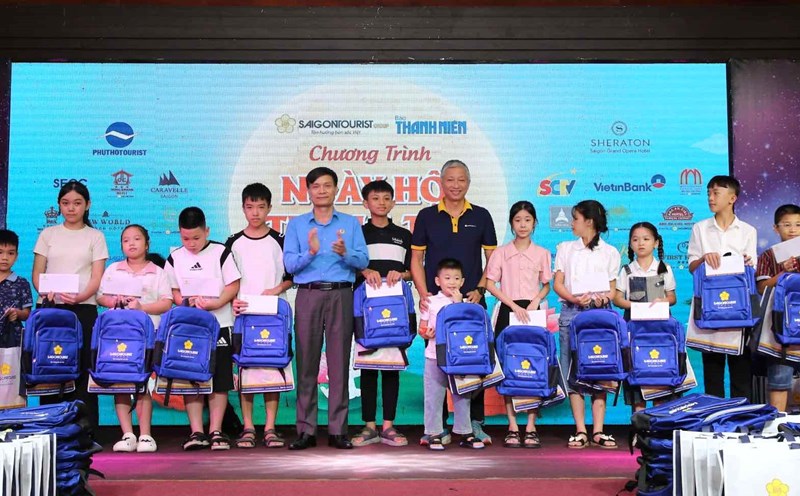 Gần 200 em thiếu nhi thuộc Công đoàn ngành Công Thương Quảng Bình được tổ chức Tết Trung thu. Ảnh: Công Sáng