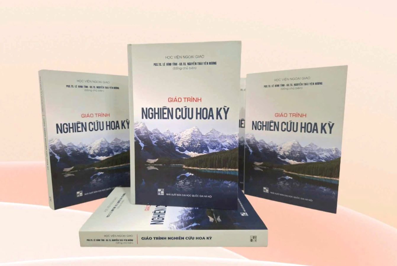 Cuốn sách “Giáo trình Nghiên cứu Hoa Kỳ” là dự án được GS.TS Nguyễn Thái Yên Hương và PGS.TS Lê Đình Tĩnh ấp ủ từ lâu và biên soạn trong suốt 5 năm. Ảnh: NVCC