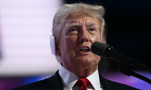 Ông Donald Trump đeo băng ở tai tối 18.7 khi lần đầu phát biểu sau vụ ám sát hụt ở Pennsylvania ngày 13.7. Ảnh: AFP
