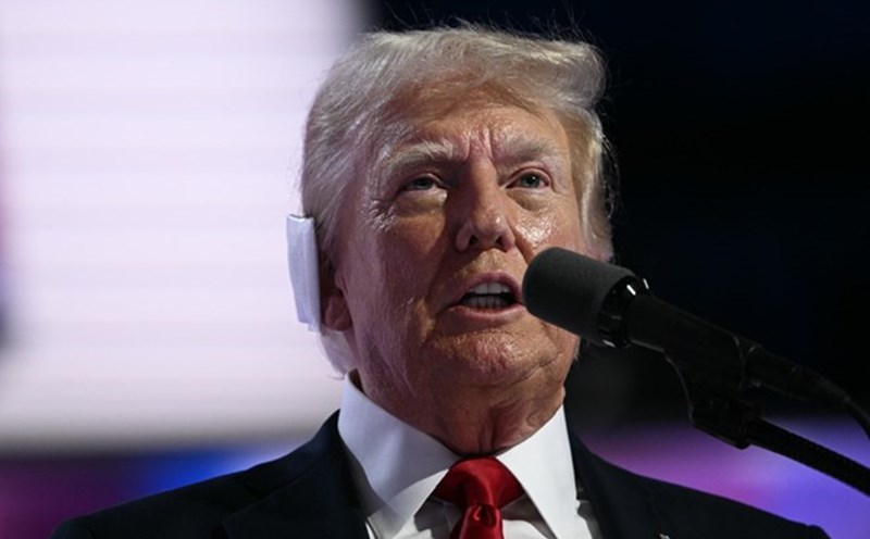 Ông Donald Trump đeo băng ở tai tối 18.7 khi lần đầu phát biểu sau vụ ám sát hụt ở Pennsylvania ngày 13.7. Ảnh: AFP