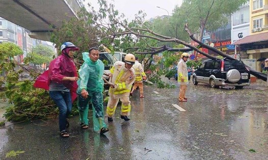 Thời tiết có mưa lớn, gây ngập úng ảnh hưởng tới công tác khắc phục hậu quả sau bão số 3.