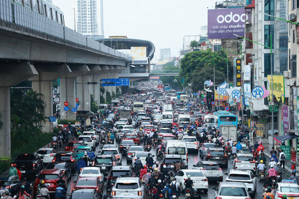 Dem 15.9, rang sang 16.9, mua to keo dai nhieu noi tren dia ban thanh pho Ha Noi khien nhieu tuyen pho ngap sau dan toi tinh trang un tac nghiem trong vao sang nay. Anh: Viet Anh. 