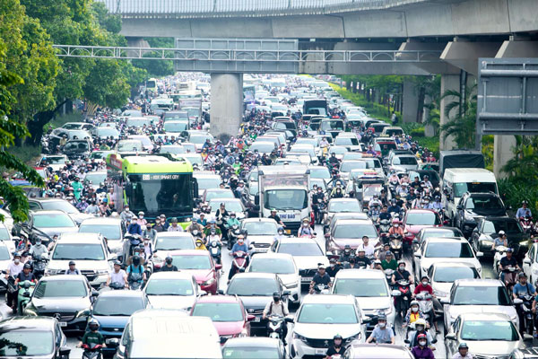 Theo ghi nhan cua phong vien, duong Nguyen Trai (Thanh Xuan, Ha Noi) ca 2 chieu deu un tac nghiem trong, cac phuong tien tuc tac di chuyen. Anh: Viet Anh. 