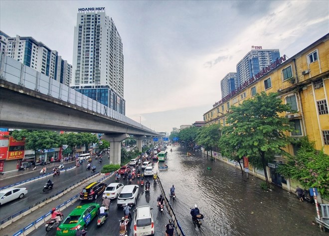Thoi tiet Ha Noi mua lon, ngap lut o nhieu noi trong sang 16.9. Anh: Minh Ha