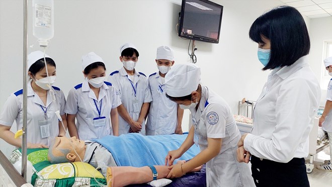 Điều dưỡng viên có thể nhận lương hưu. Ảnh minh họa: Hà Anh Chiến.