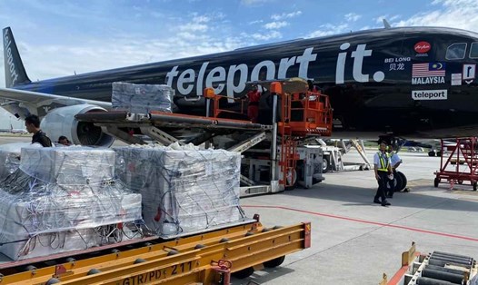 Hàng viện trợ khắc phục hậu quả bão số 3 đến sân bay Nội Bài. Ảnh: Đại sứ quán Nhật Bản