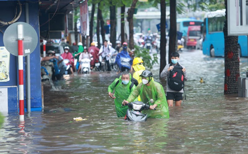 Hà Nội có hơn 40 điểm ngập sau trận mưa sáng 16.9