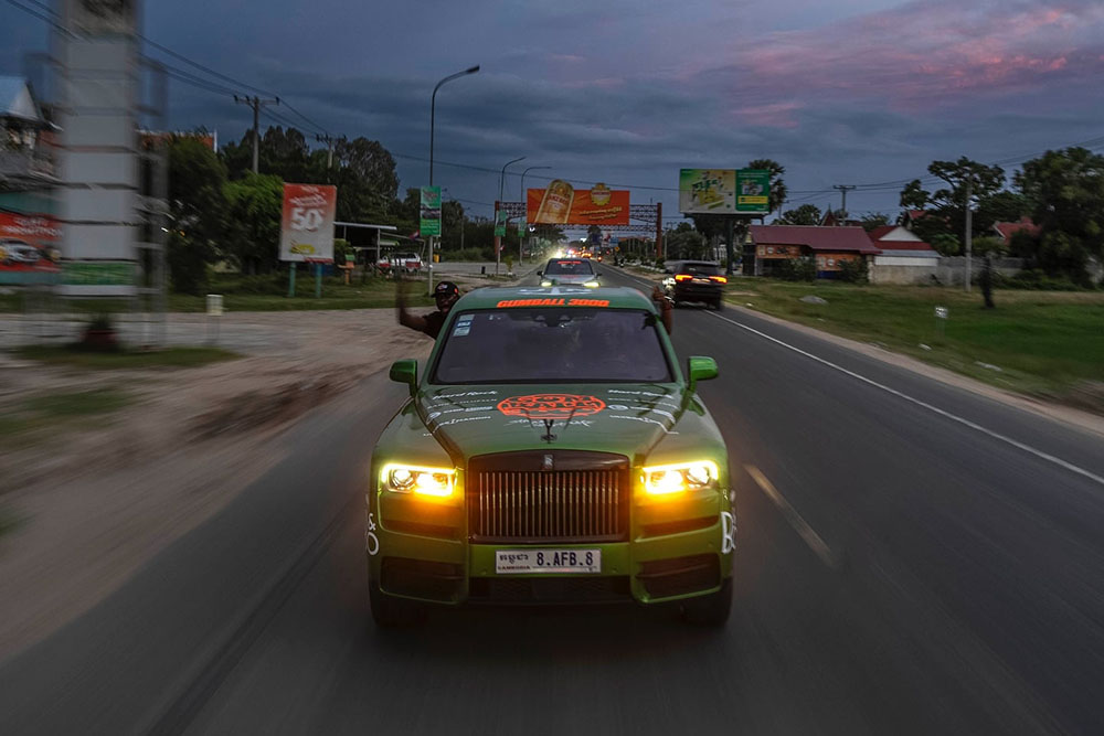 Đoàn xe Gumball 3000 trên đường phố Campuchia. Ảnh: Gumball 3000