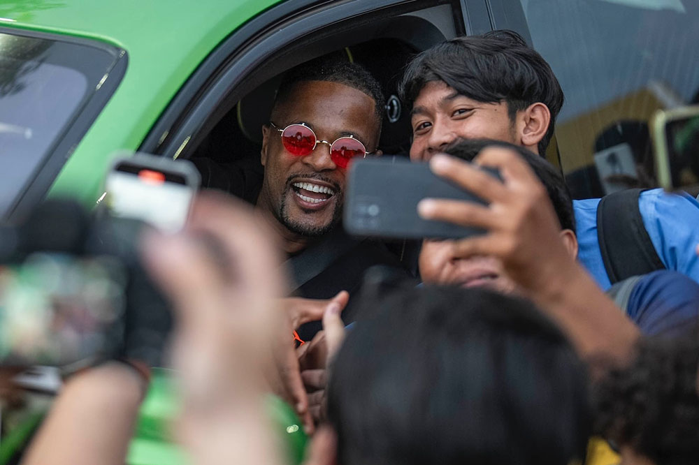 Người dân Campuchia chào đón cựu danh thủ Man United Patrice Evra và các thành viên tham dự. Ảnh: Gumball 3000