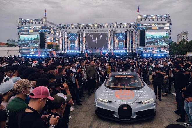 Người dân Campuchia chào đón đoàn Gumball 3000