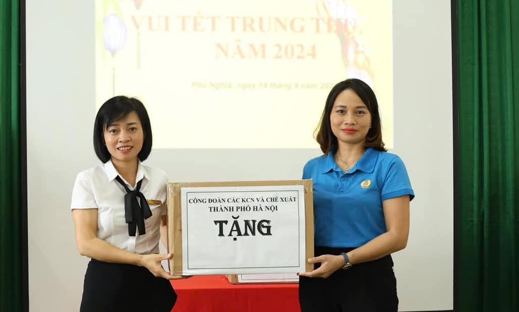 Đại diện Công đoàn Các khu công nghiệp và chế xuất Hà Nội trao quà nhân Tết Trung thu năm 2024. Ảnh: CĐCS