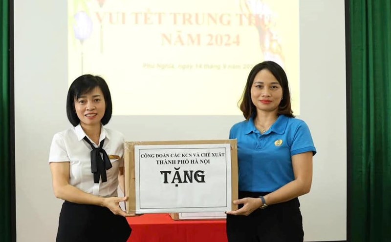 Đại diện Công đoàn Các khu công nghiệp và chế xuất Hà Nội trao quà nhân Tết Trung thu năm 2024. Ảnh: CĐCS