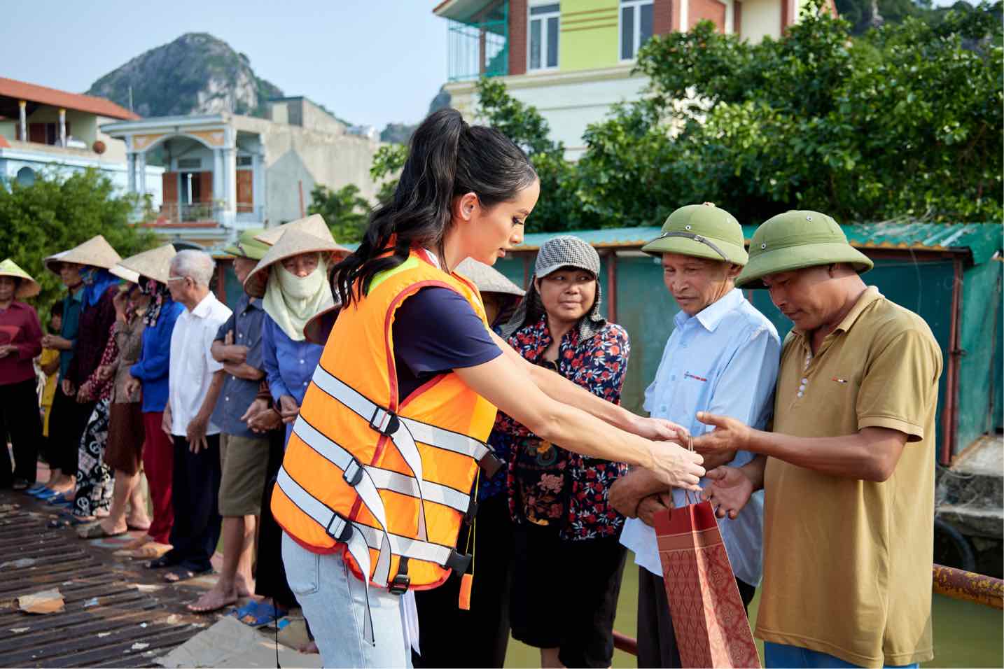 Miss Cosmo 2024 ho tro nguoi dan bi anh huong boi lu. Anh: NSX