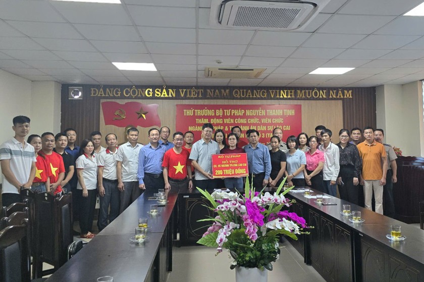 Lãnh đạo Bộ Tư pháp thăm, động viên công chức, viên chức ngành Tư pháp tỉnh Lào Cai. Ảnh: Bộ Tư pháp