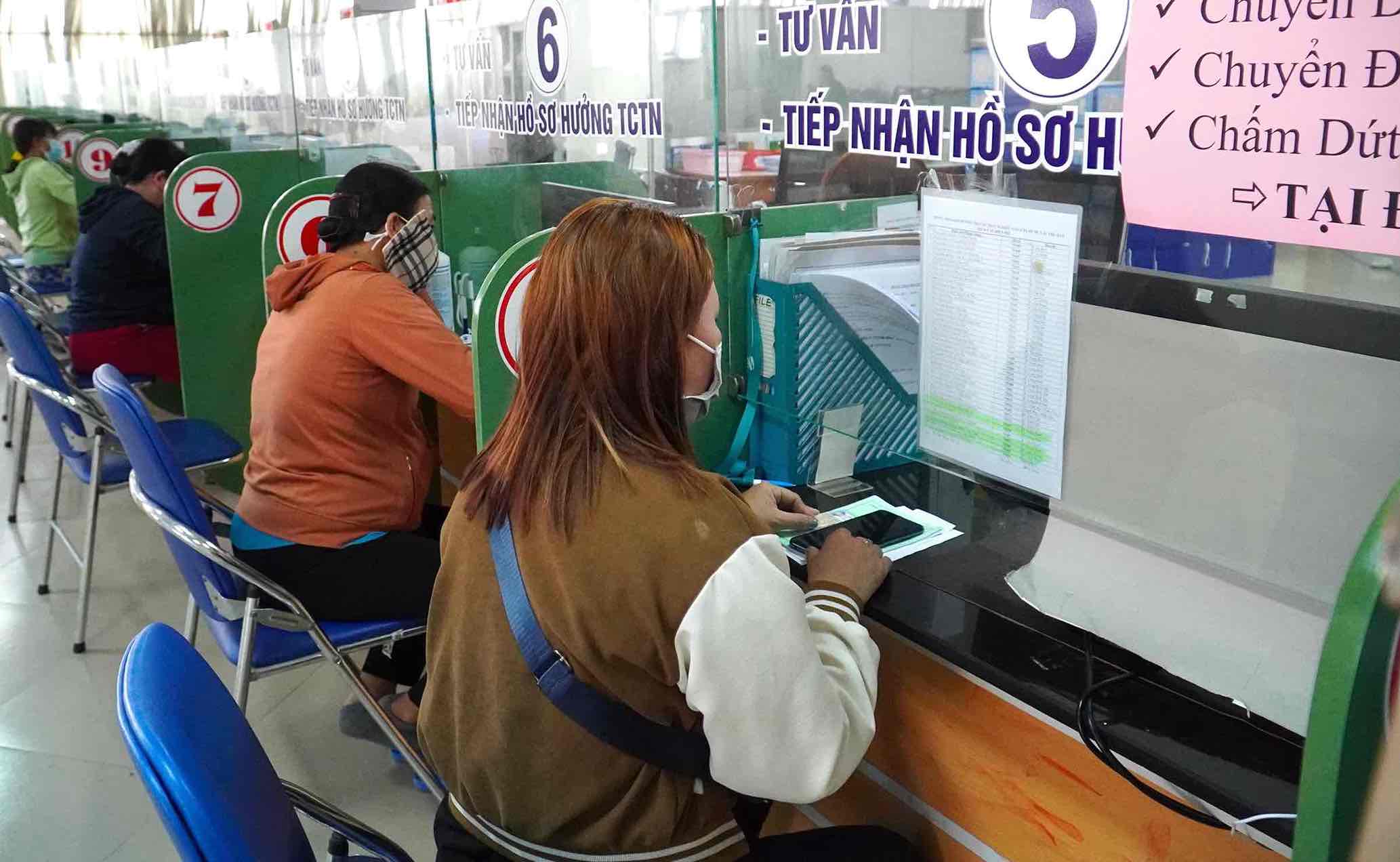 Người lao động làm thủ tục hưởng bảo hiểm thất nghiệp tại Trung tâm Dịch vụ việc làm Đồng Nai. Ảnh: HAC