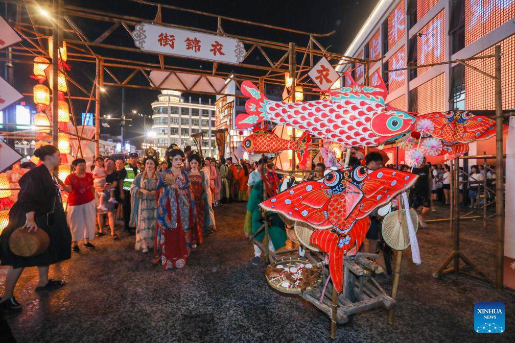 Rat nhieu du khach va nguoi dan tham gia dieu hanh voi trang phuc truyen thong o quan Lin'an, thanh pho Hang Chau, tinh Chiet Giang, Trung Quoc. Anh: Xinhua/Xu Yu