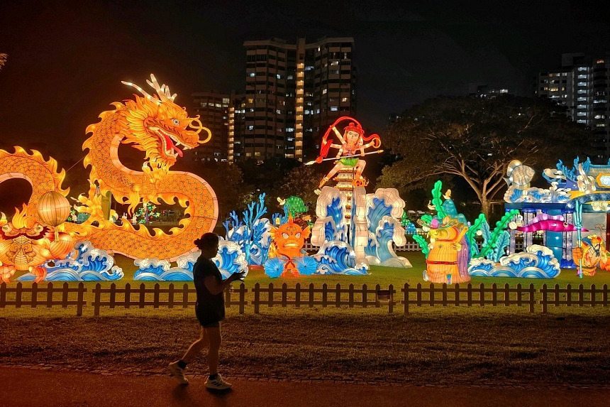 Các tác phẩm đèn Trung Thu sáng tạo được thắp sáng trong khu vực các vườn Jurong Lake, Singapore. Trong khuôn viên này có vườn Trung Hoa, vườn Nhật Bản. Sự kiện thắp đèn Trung Thu năm nay có tên Lights by the Lake được tổ chức lần thứ 3 với quy mô lớn nhất đang đón khách tới hết 22.9. Ảnh: Straitstimes