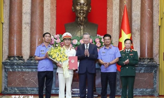 Tổng Bí thư, Chủ tịch nước Tô Lâm và lãnh đạo Viện KSNDTC chúc mừng ông Hồ Đức Anh giữ chức Phó Viện trưởng Viện KSNDTC. Ảnh: Lâm Khánh/TTXVN
