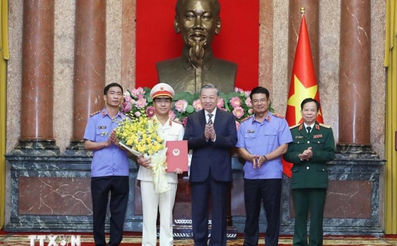 Tổng Bí thư, Chủ tịch nước Tô Lâm và lãnh đạo Viện KSNDTC chúc mừng ông Hồ Đức Anh giữ chức Phó Viện trưởng Viện KSNDTC. Ảnh: Lâm Khánh/TTXVN