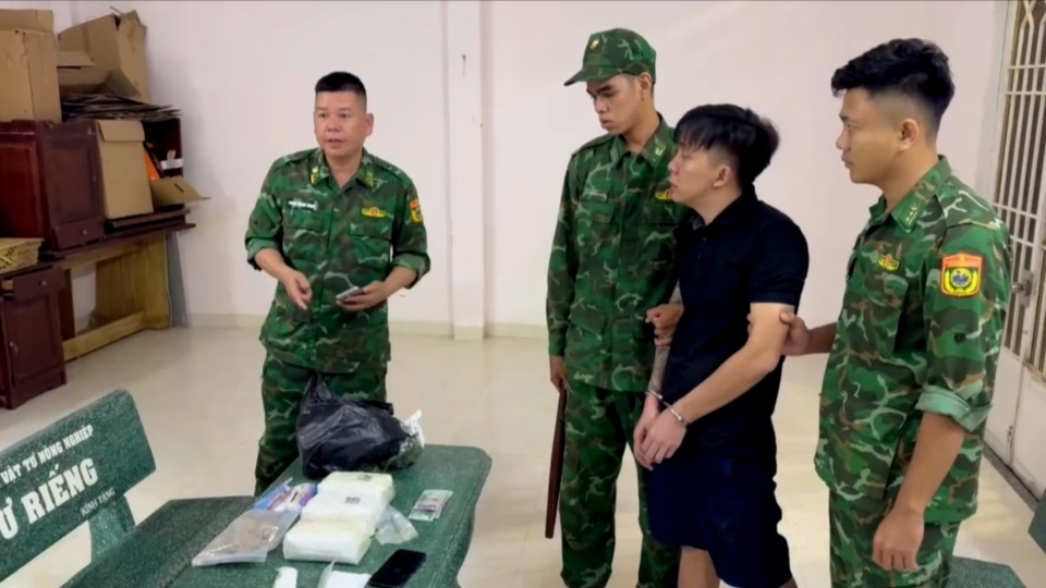 Đối tượng Trịnh Quốc Huy (áo đen) bị lực lượng biên phòng bắt quả tang khi đang vận chuyển 4kg ma túy. Ảnh: Biên phòng cung cấp