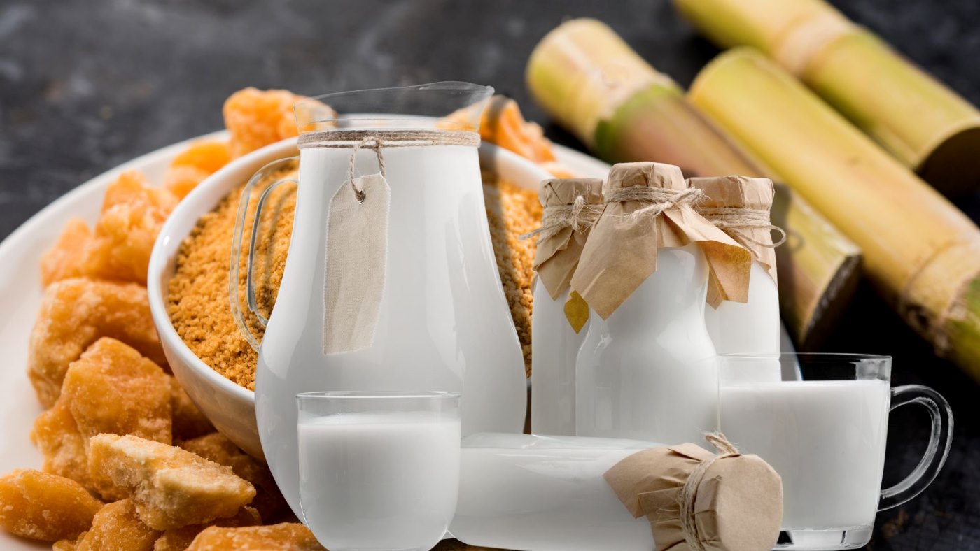 Lợi ích khi uống sữa với đường mía thô trước khi đi ngủ. Đồ họa: Thanh Thanh 