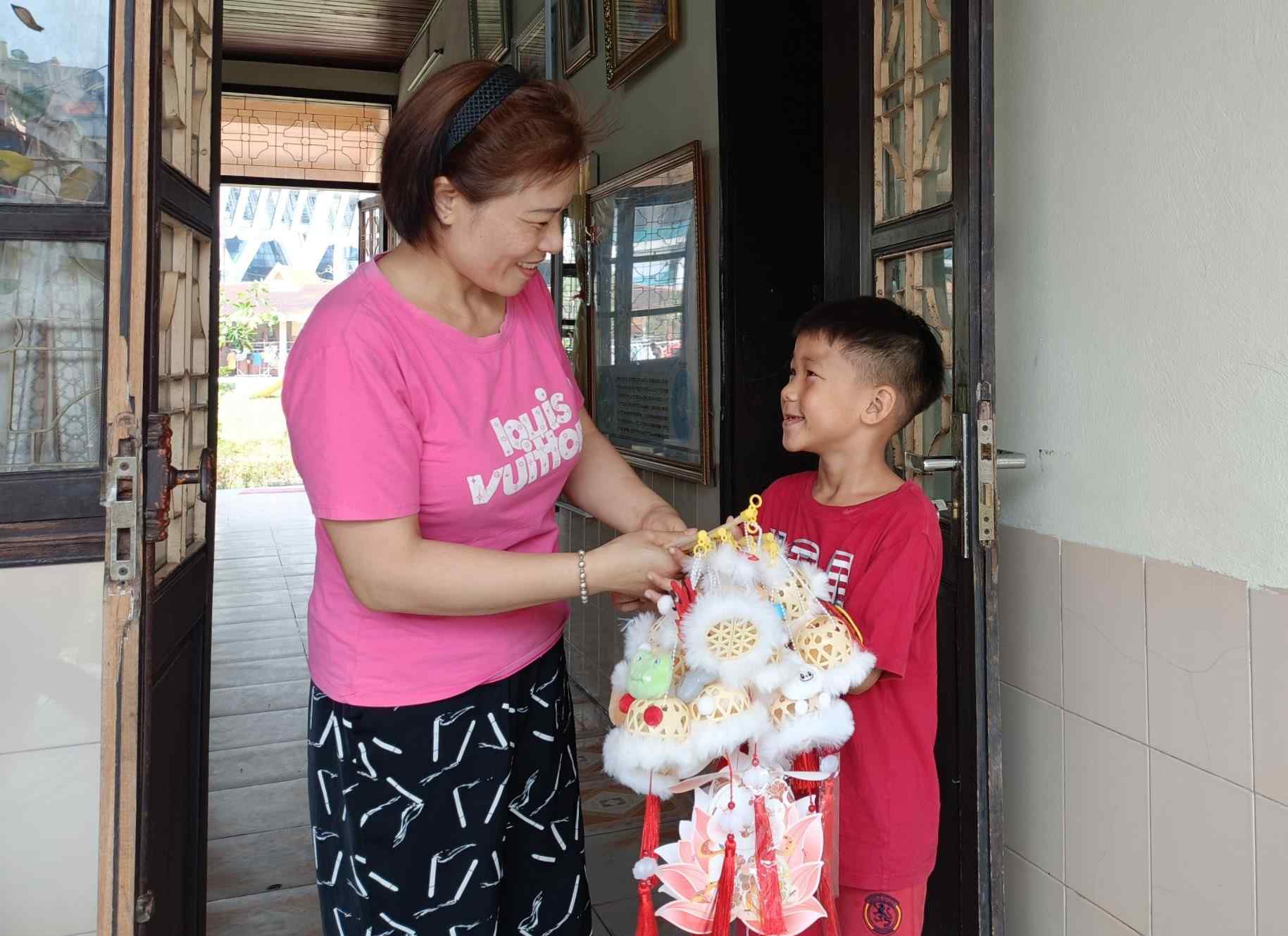 Mẹ con ở mái nhà Hải Đường (Làng Trẻ em SOS Hải Phòng) chuẩn bị cho bữa tiệc Trung thu gọn gàng, ấm áp. Ảnh: Mai Dung