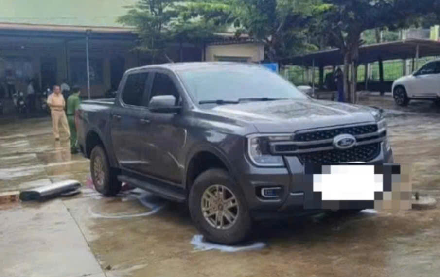 Hiện trường vụ xe ôtô bán tải cán tử vong một học sinh lớp 2 trong trường học. Ảnh: Xuân Ba