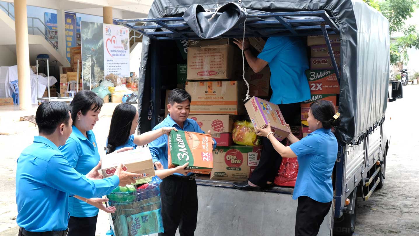 Vận chuyển nhu yếu phẩm quyên góp cho đồng bào các tỉnh phía Bắc. Ảnh: Mỹ Ly