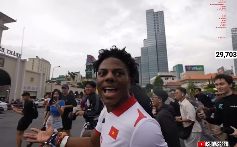 IShowSpeed bị đám đông bủa vây khi đến chợ Bến Thành, TPHCM. Ảnh cắt từ video