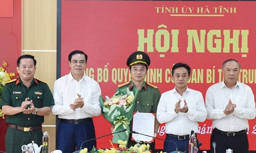 Lãnh đạo tỉnh Hà Tĩnh trao quyết định và chúc mừng Đại tá Nguyễn Xuân Thao. Ảnh: VGP
