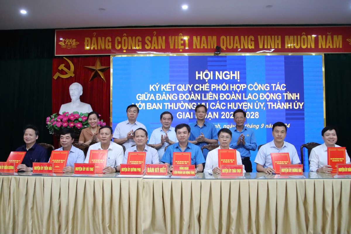 Lãnh đạo LĐLĐ tỉnh và lãnh đạo các huyện ủy, thành ủy ký kết chương trình phối hợp, giúp nâng cao hiệu quả hoạt động công đoàn. Ảnh: Bá Mạnh
