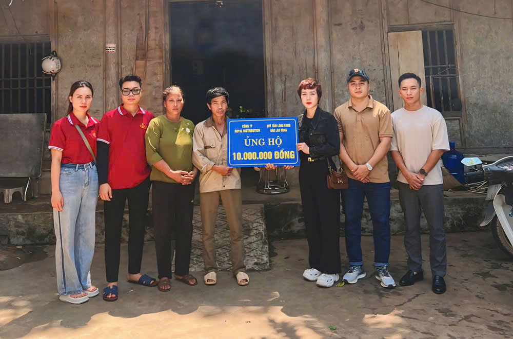 Ngay 18.9, Quy Tam Long Vang - Bao Lao Dong phoi hop cung Cong ty Royal Distribution (Ha Noi) da tham va trao ho tro cho ba noi 3 chau be. Anh: Vu Bao.