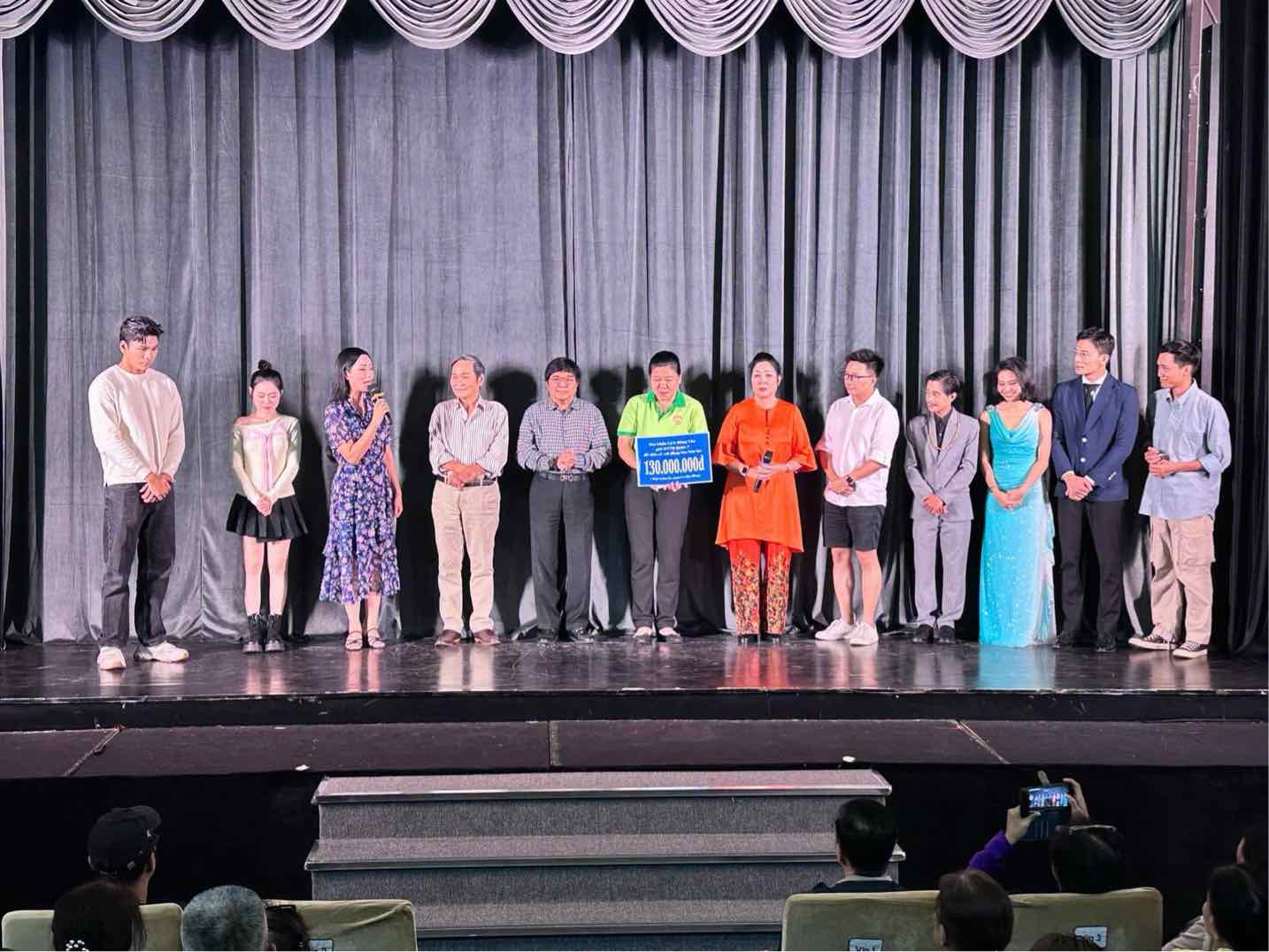 Sân khấu kịch Hồng Vân hỗ trợ người dân bị ảnh hưởng bởi lũ. Ảnh: NVCC