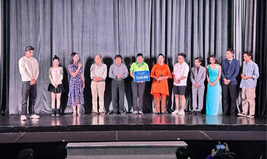 Sân khấu kịch Hồng Vân hỗ trợ người dân bị ảnh hưởng bởi lũ. Ảnh: NVCC