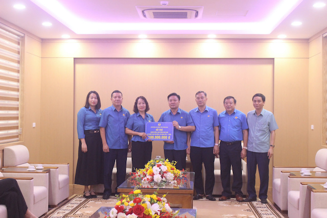 Liên đoàn Lao động tỉnh Thanh Hóa trao 100 triệu đồng hỗ trợ đoàn viên, người lao động tỉnh Phú Thọ khắc phục thiệt hại do bão lũ. Ảnh: Trung Hiếu 