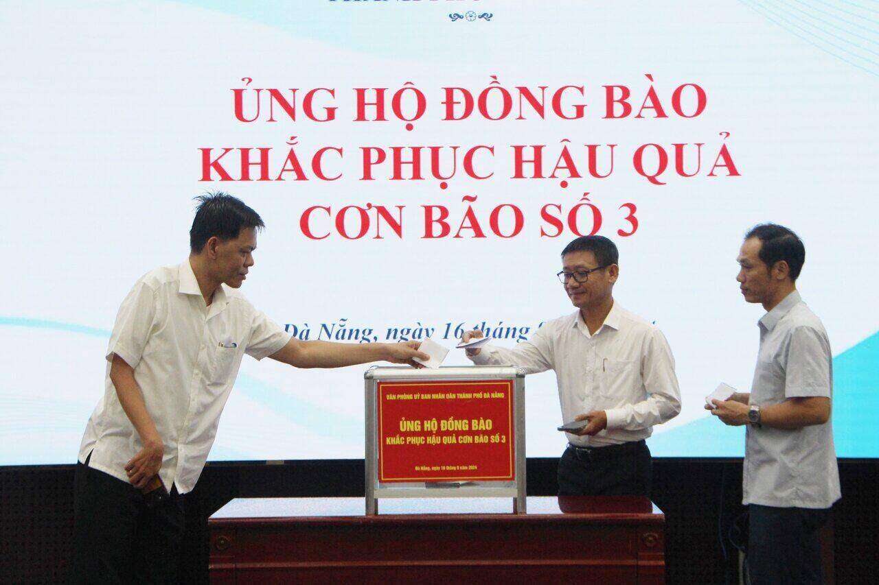 Lãnh đạo Văn phòng UBND thành phố Đà Nẵng ủng hộ đồng bào các tỉnh phía Bắc khắc phục hậu quả bão số 3. Ảnh: Cổng thông tin điện tử Đà Nẵng