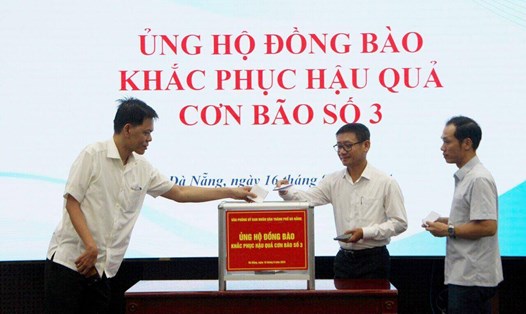 Văn phòng UBND TP Đà Nẵng ủng hộ đồng bào khắc phục hậu quả bão số 3. Ảnh: Cổng thông tin điện tử Đà Nẵng