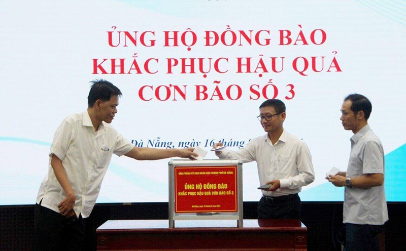 Văn phòng UBND TP Đà Nẵng ủng hộ đồng bào khắc phục hậu quả bão số 3. Ảnh: Cổng thông tin điện tử Đà Nẵng